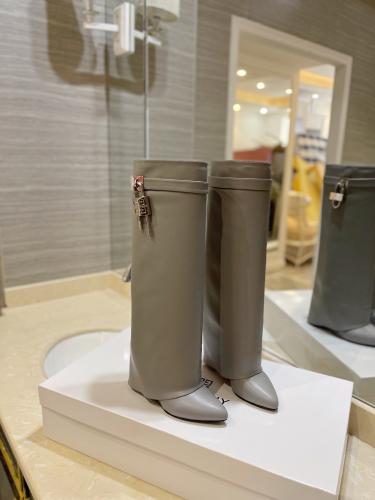 بوت جميل من جيفنشي