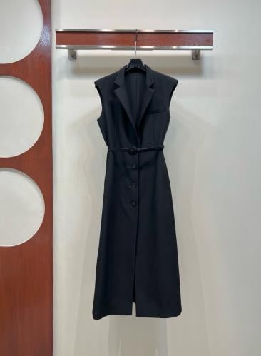 فستان من ديور