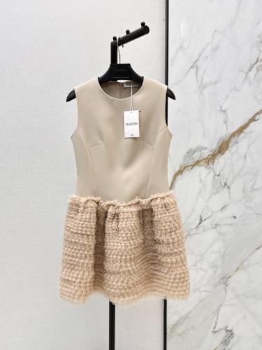 فستان من فالنتينو