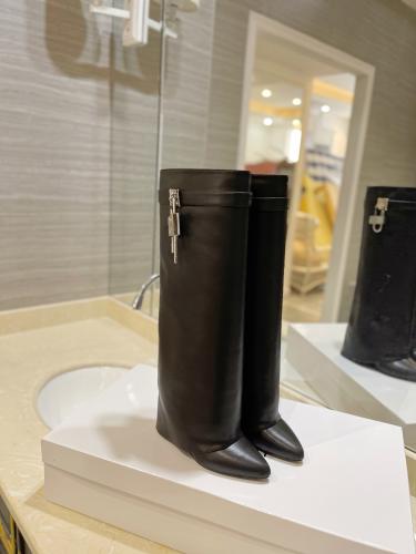 بوت جميل من جيفنشي