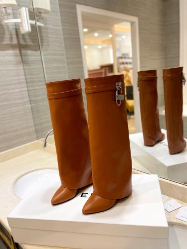 بوت جميل من جيفنشي