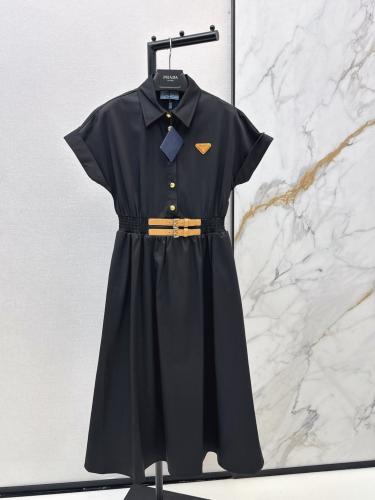 فستان جميل من برادا