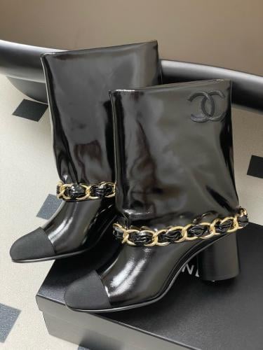 بوت انيق من شانيل