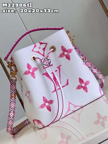 شنطة LV ماستر 20 سم