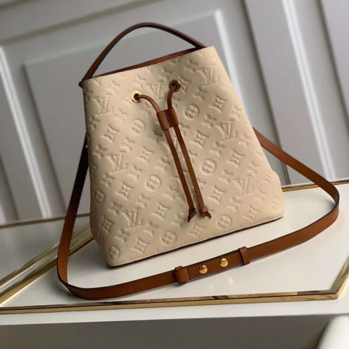 شنطة LV ماستر مقاس 26 سم