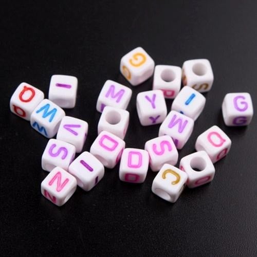 خرز حروف مربعات أبيض