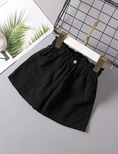 شورت بناتي أسود مع زر