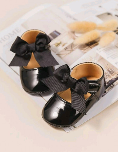 جزمة بنات سوداء بشريطة