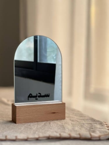 مرآة صغيرة بقاعدة خشبية