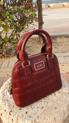 شنطة ميني ماركة DKNY