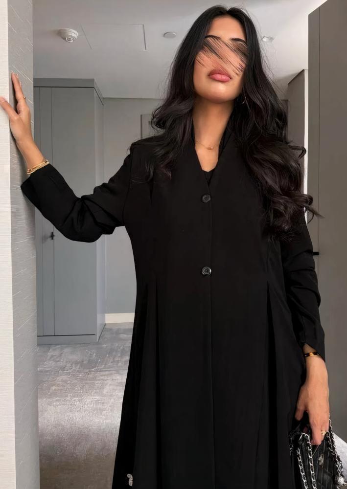 عبايات سادة راقية لمسة بساطة تعكس الأناقة