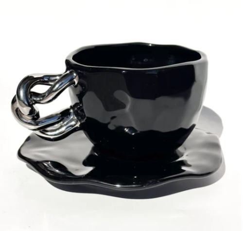 كوب بجسم متعرج ومقبض ملتوي