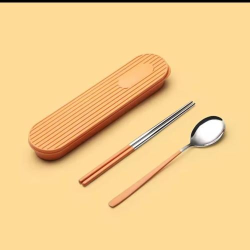 بوكس مكون من ملعقة و 2 عيدان