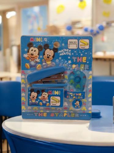 دباسة صغيرة مع مجموعة من الدبابيس ميكي ماوس