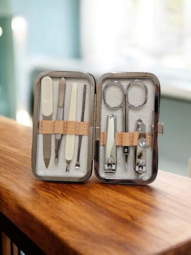 مجموعة العناية بالأظافر تتضمن 7 قطع