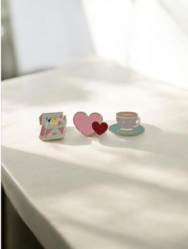 بروش قلوب +فنجال+علبة اقلام3 قطع