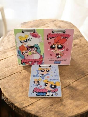 لوح كتابة فتيات القوة من ورق مقوى  بمشبك معدني قطعة واحدة