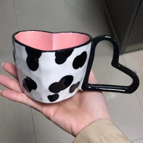 كوب ابيض واسود بقالب قلب