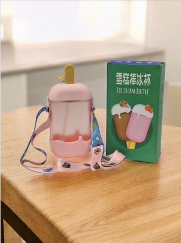 زجاجة مياه بلاستيك على شكل الايسكريم  مع ماصة 400مل