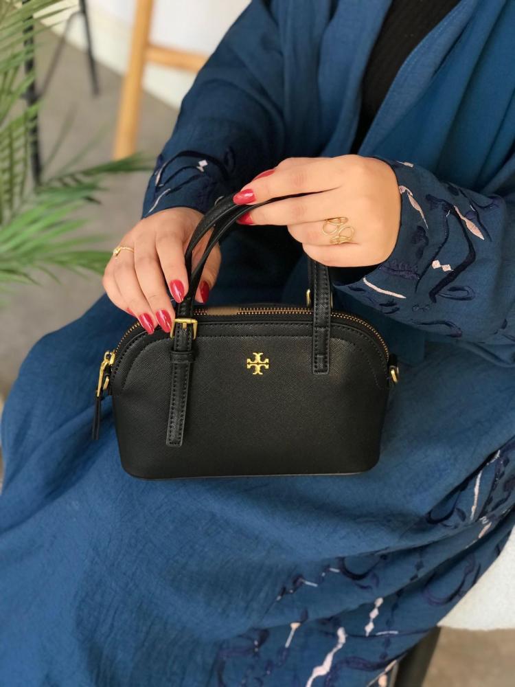 أسود