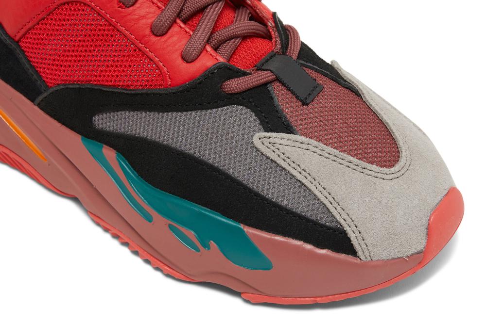 Yeezy Boost 700 'Hi-Res Red' أحذية رياضية فاخرة