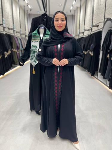 عبايه قماش كتان كم استرتش مع تطريز عنابي