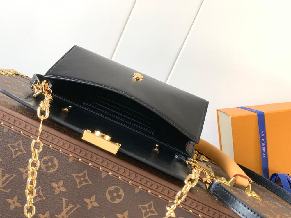 شنطة Louis Vuitton