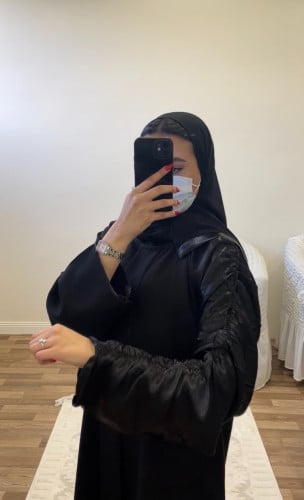 عباية رعد بأكمام مختلفه أسود.