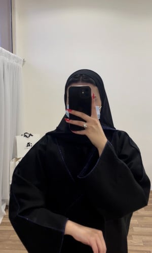 عبايه بتحديد كحلي لمعه وسط.