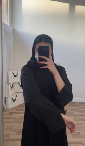 أديّم بأكمام مُقلمه ولامعه.