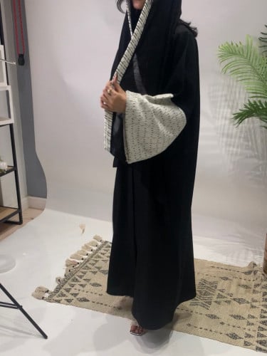 عباية بأكمام شانيل.