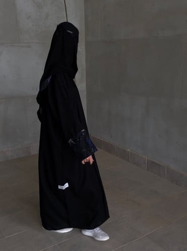 عبايه بأكمام واسعه جاكار.