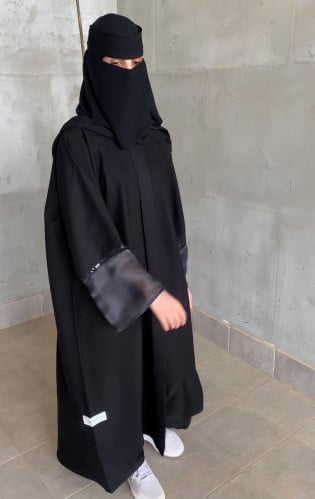 عباية غيهّب سوداء.