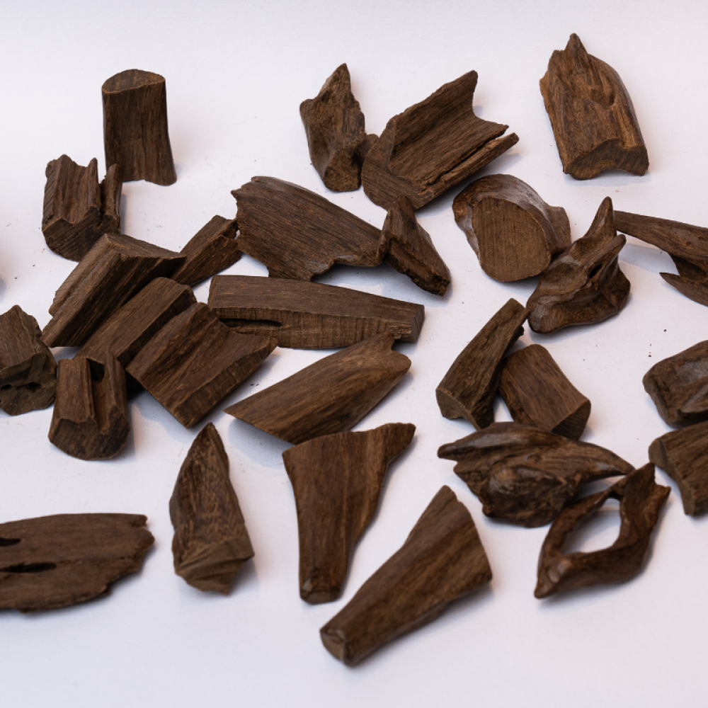 عود مروكي كنق طبيعي – بخور مروكي أصيل من إندونيسيا برائحة خشبية قوية وثبات طويل