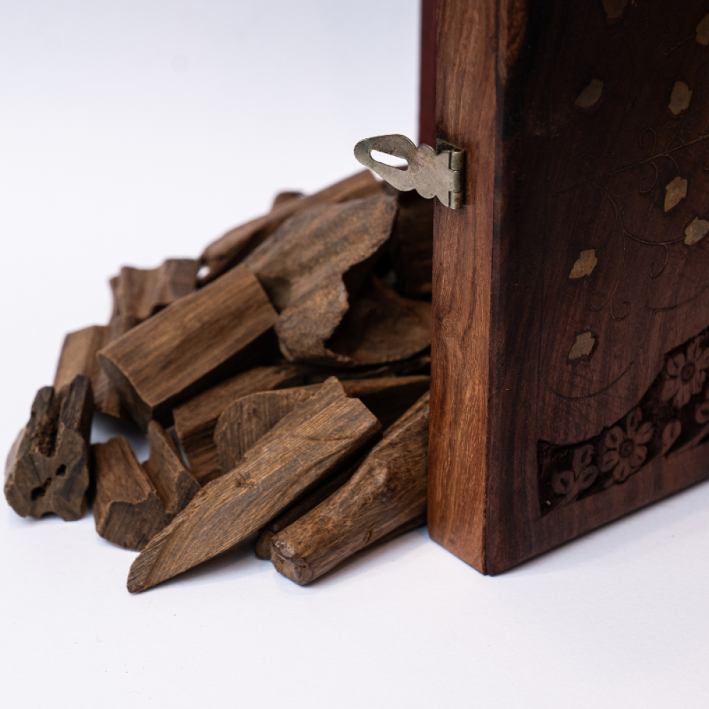 عود مروكي كنق طبيعي – بخور مروكي أصيل من إندونيسيا برائحة خشبية قوية وثبات طويل