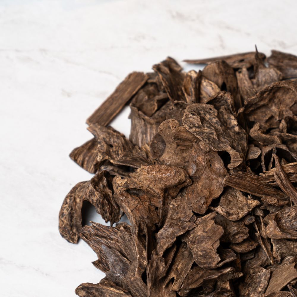 عود سيلاني طبيعي هو نوع فاخر ونادر من العود المستخرج من غابات سريلانكا