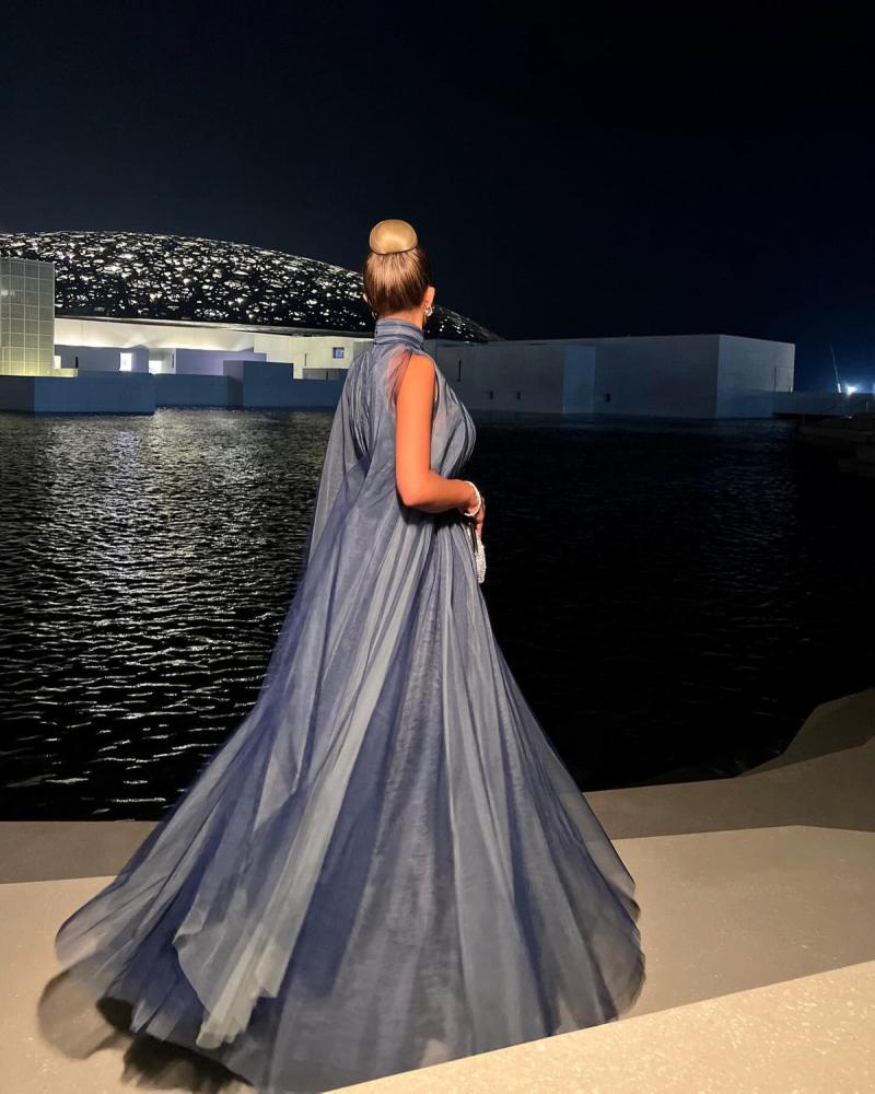 فستان سهرة ناعم تل كلوش عالي الرقبة بأكمام