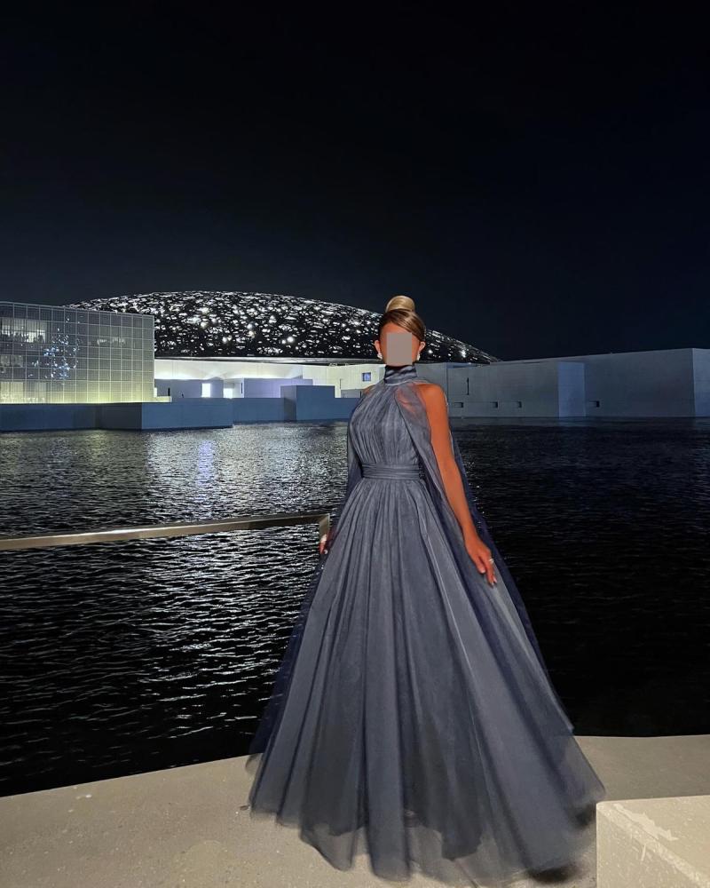 فستان سهرة ناعم تل كلوش عالي الرقبة بأكمام