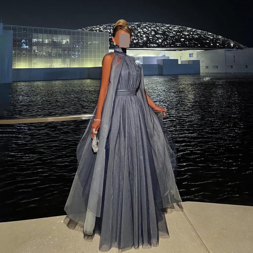 فستان سهرة ناعم تل كلوش عالي الرقبة بأكمام