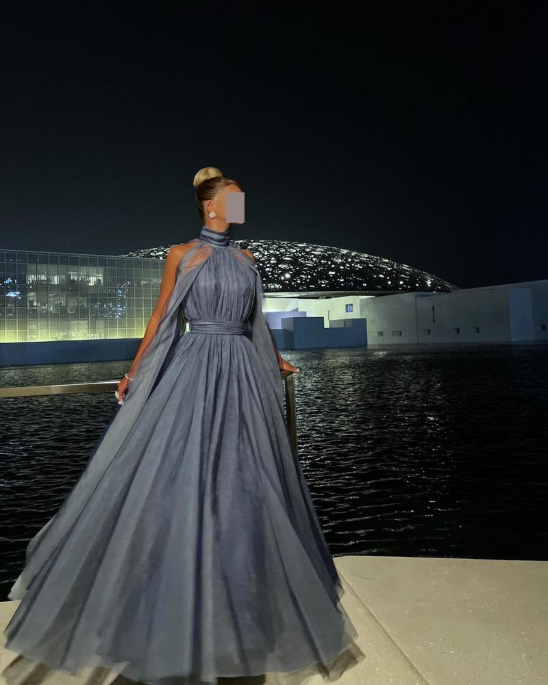 فستان سهرة ناعم تل كلوش عالي الرقبة بأكمام