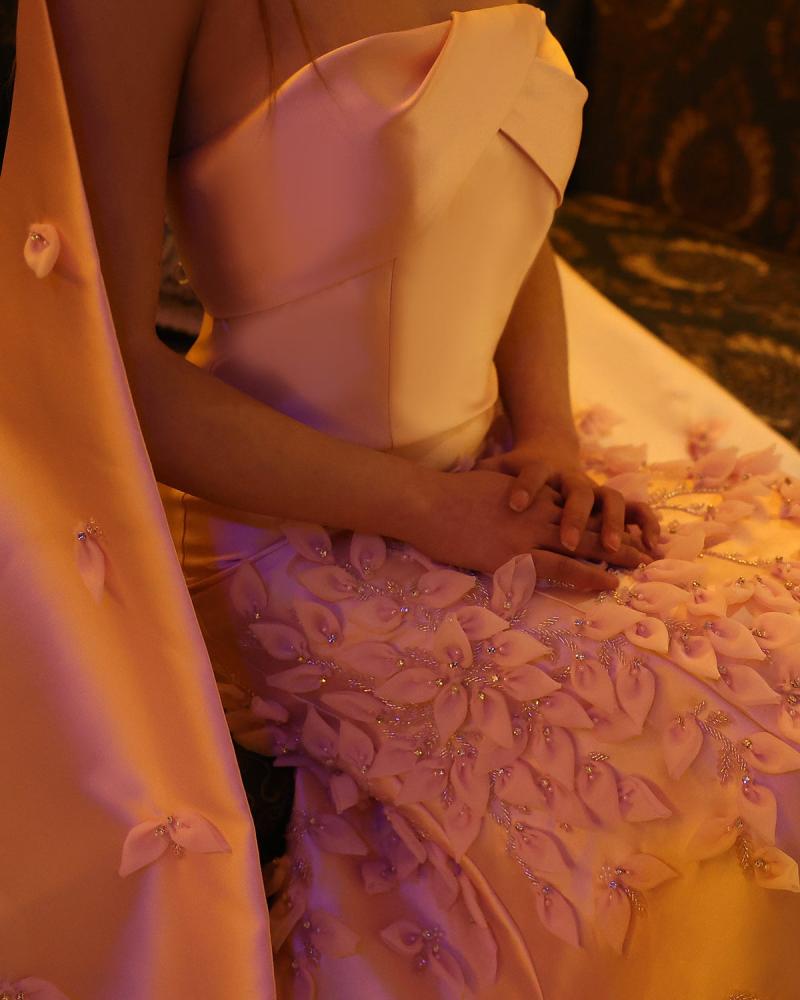 فستان سهرة فاخر ناعم تفته بتطريز ورق الورد مع شال