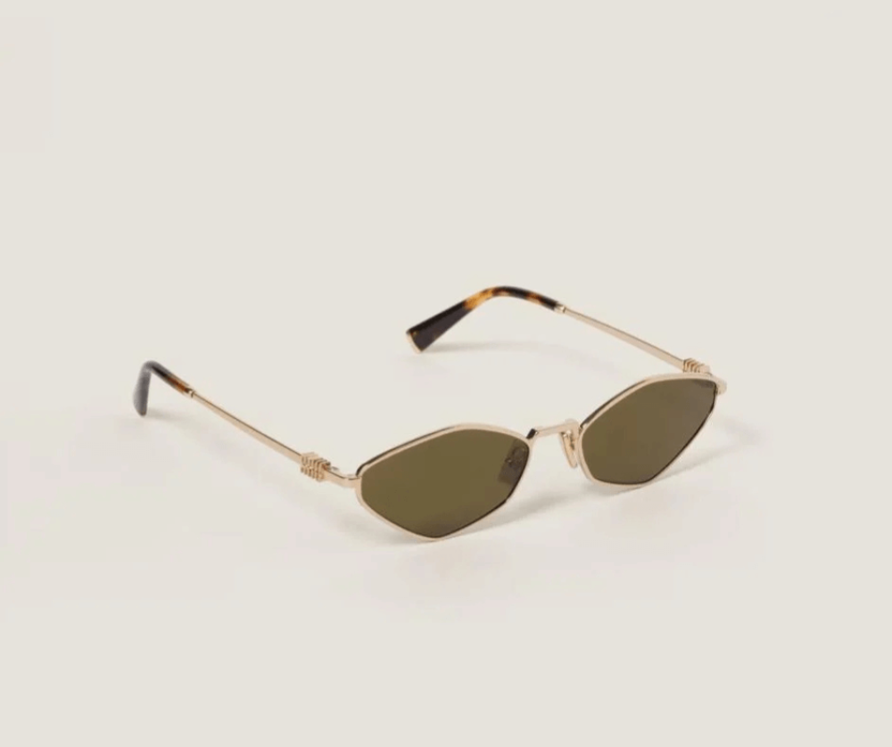 ذهبي أم فضي؟ اختبار الـ 10 ثواني لمعرفة لون النظارة الذي يجعل وجهك "يضيء"