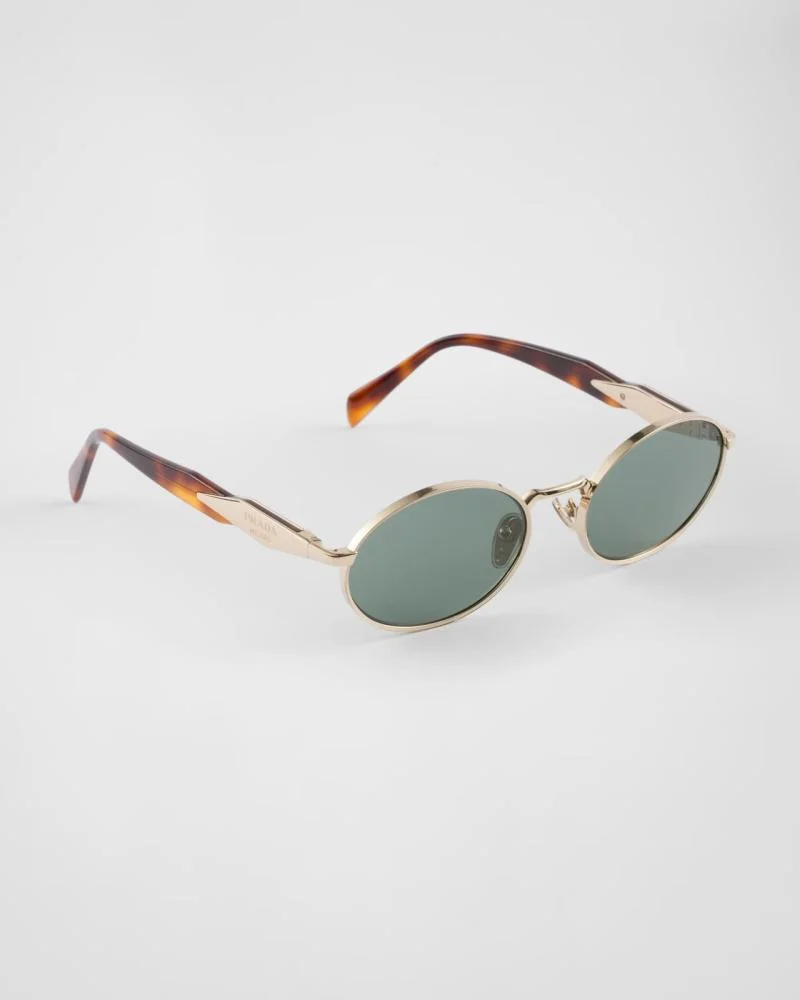 النظارات الشمسية: أناقة وحماية في إطلالة واحدة