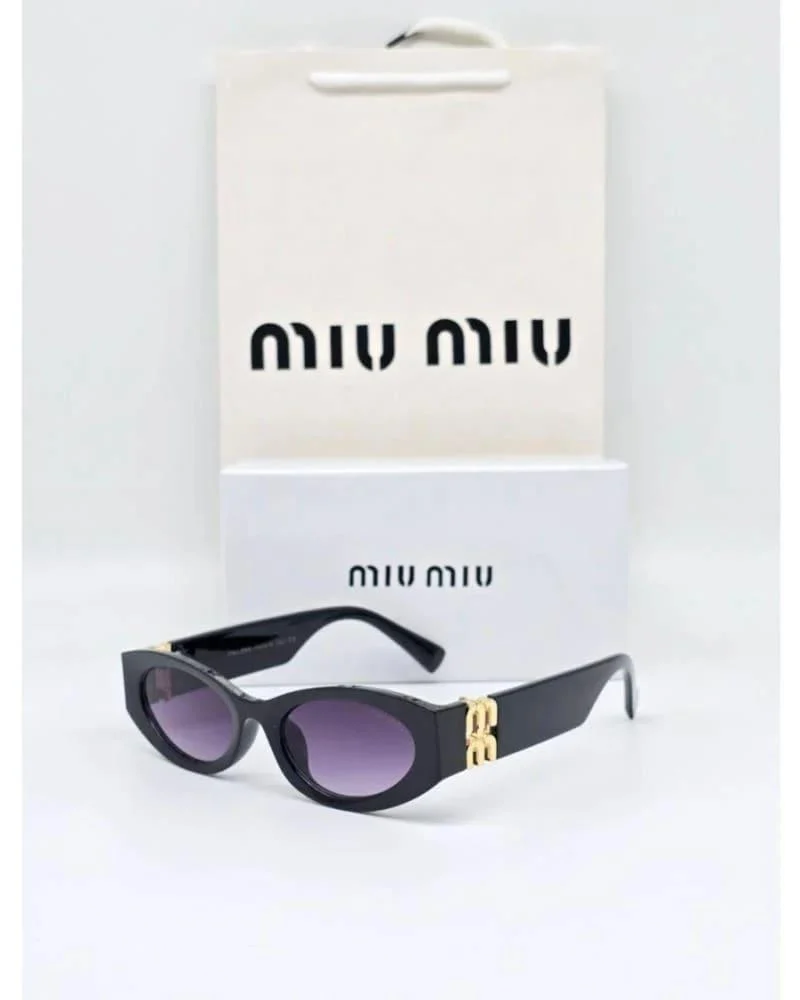 زجاج أم بلاستيك؟ دليل الحيرة بين نقاء الرؤية وخفة الوزن في نظاراتك الشمسية