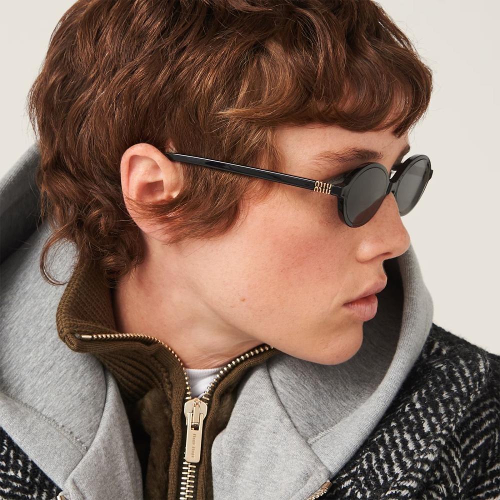 السر في خصلات شعرك: كيف تختارين لون إطار النظارة الذي يبرز جمال شعرك وبشرتك؟