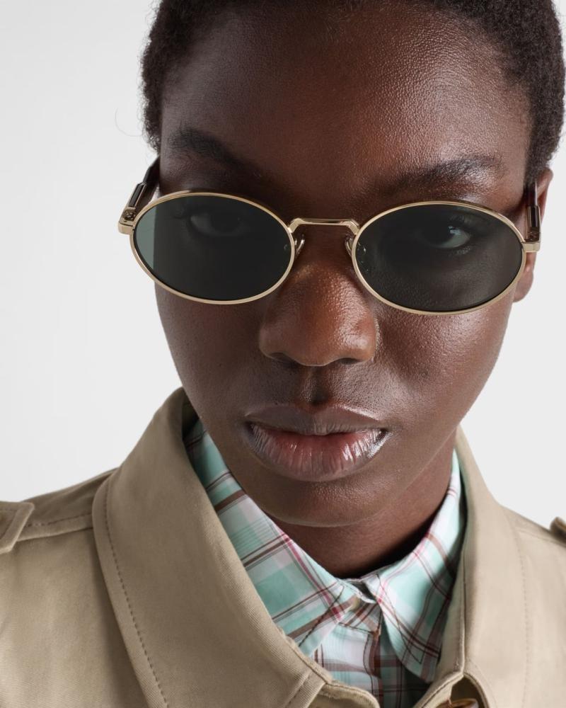 أكثر من مجرد إكسسوار: كيف تعزز النظارة الشمسية لغة جسدك وتمنحك ثقة فورية؟