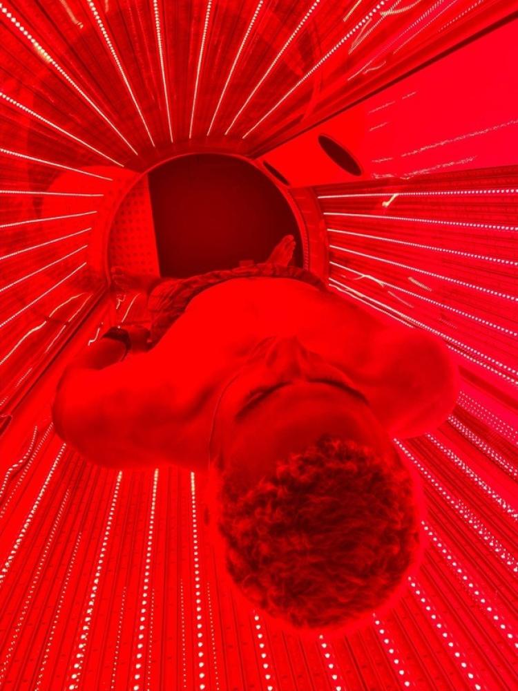 فوائد العلاج بالضوء الأحمر للبشرة والجمال: سر الإشراقة الطبيعية