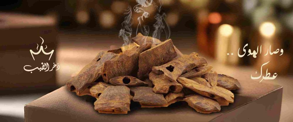 الفرق بين العود الطبيعي والمحسن والصناعي: دليل شامل لاختيار الأفضل وأبرز أسرار الروائح الأصلية