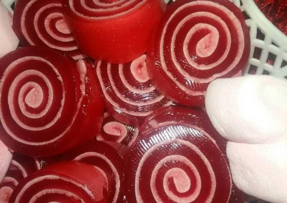 حلويات الجلي السعودية، طريقة عمل الجلي، جلي الفواكه، تحضير الجلي في المنزل، حلويات سعودية تقليدية، جلي المكسرات، حلوى الجلي الملون.