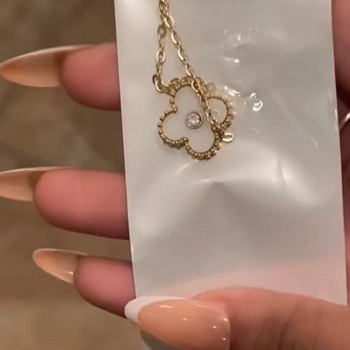Necklace white